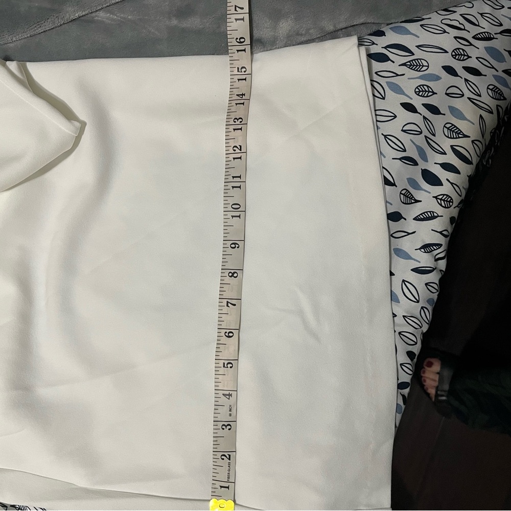 Zara White Jumpsuit with Minimalist Design - Picture 6 of 8